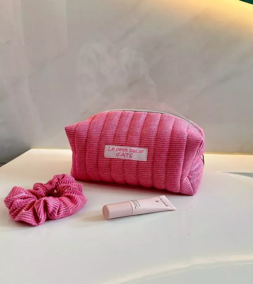 Pack - Trousse beauté upcycling rose avec chouchou assorti Pack - Trousse beauté upcycling rose avec chouchou assorti
